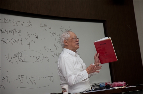 周元燊院士蒞校演講談「望佳止步」。