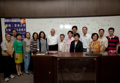 周元燊院士蒞校演講談「望佳止步」。