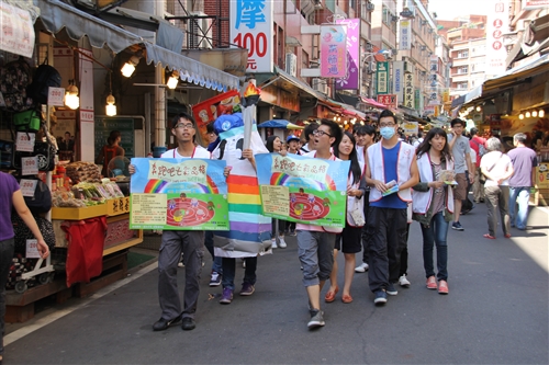 學務處推動品德教育，於淡水捷運站舉辦品格運動會。