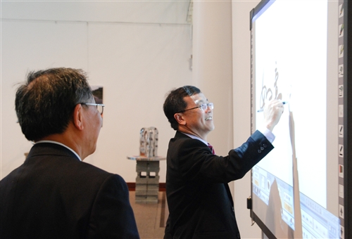 馬來西亞校友陪同該國高等教育部副部長何國忠蒞校參訪。