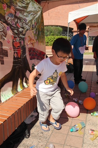 學務處推動品德教育，於淡水捷運站舉辦品格運動會。