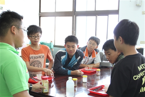 化學趴趴走-走到馬祖教導學童動手做實驗。