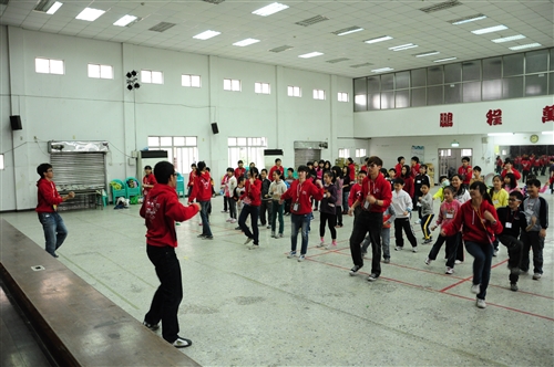 「諾亞方舟啟航」二齊校友會返鄉服務國小學童。