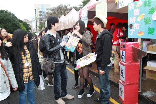 第9屆文化週「淡江腳，逛台灣！」在海報街、黑天鵝展示廳登場。