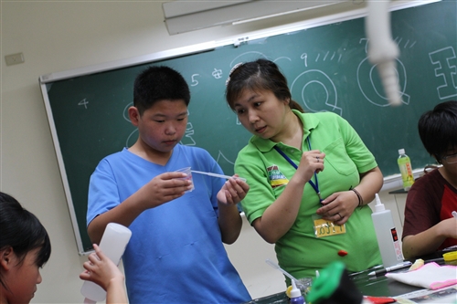 化學趴趴走-走到馬祖教導學童動手做實驗。