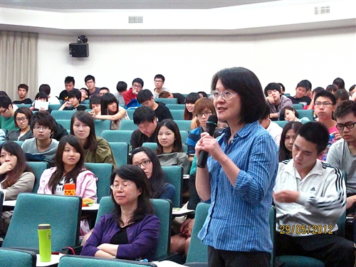 前行政副院長賴英照教授蒞校演講：「華爾街往何去？」