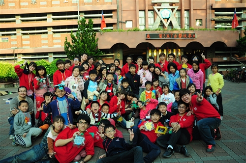 「諾亞方舟啟航」二齊校友會返鄉服務國小學童。