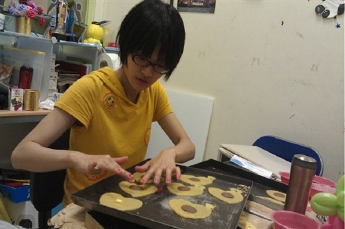 學務長柯志恩及樸毅青年團學生將善款交給張老太太做為裝設義眼費用。