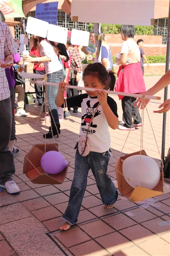 學務處推動品德教育，於淡水捷運站舉辦品格運動會。
