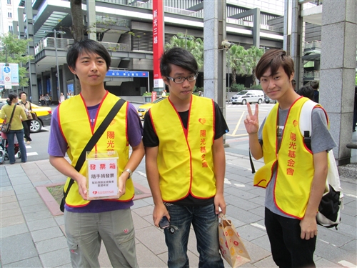 校園與社區服務學習：水環系同學「為燒燙傷者募發票」。