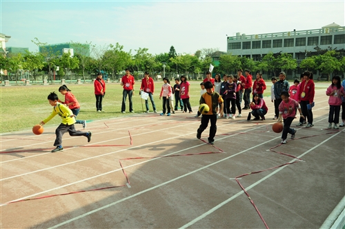 「諾亞方舟啟航」二齊校友會返鄉服務國小學童。