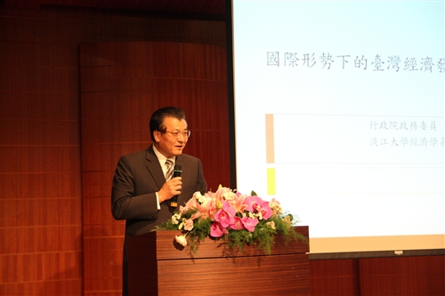 朱敬一院士蒞臨本校演講談台灣經濟發展機會。