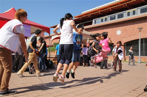 學務處推動品德教育，於淡水捷運站舉辦品格運動會。