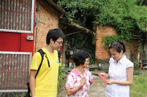 學務長柯志恩及樸毅青年團學生將善款交給張老太太做為裝設義眼費用。