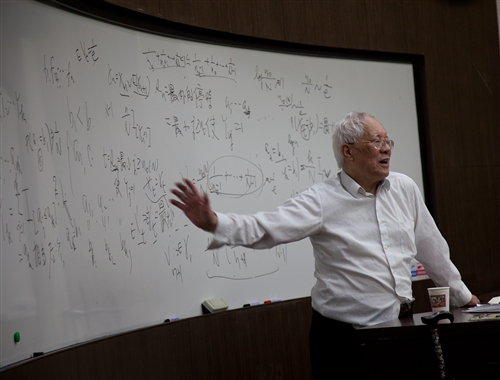 周元燊院士蒞校演講談「望佳止步」。