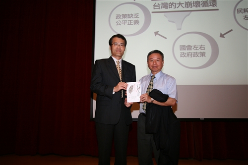 前衛生署長楊志良教授蒞蘭陽校園演講：「挑戰台灣不可能的未來」。