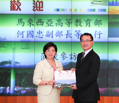 馬來西亞校友陪同該國高等教育部副部長何國忠蒞校參訪。