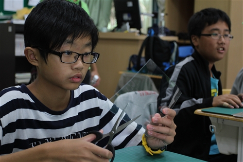 化學趴趴走-走到馬祖教導學童動手做實驗。