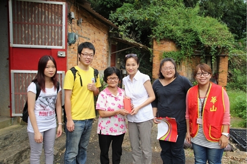 學務長柯志恩及樸毅青年團學生將善款交給張老太太做為裝設義眼費用。