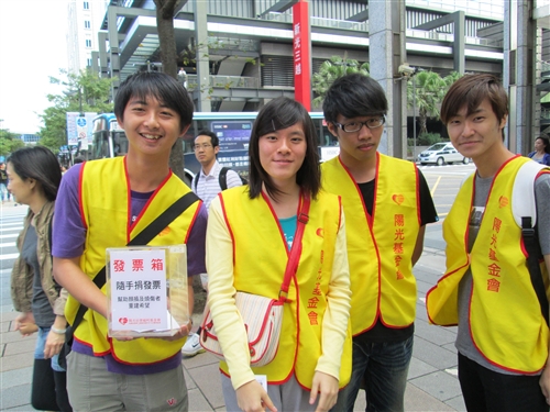 校園與社區服務學習：水環系同學「為燒燙傷者募發票」。