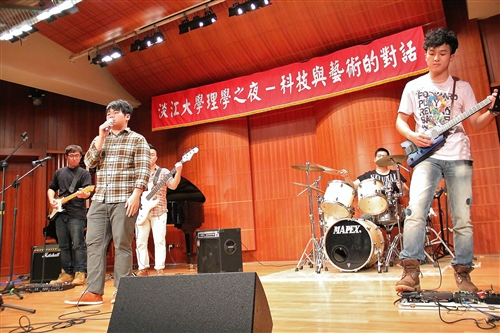 理學院舉辦師生「科技與藝術的對話」。