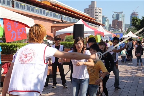 學務處推動品德教育，於淡水捷運站舉辦品格運動會。