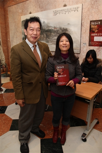 外語學院推動「文學全球化」運動：《世界文學》創刊問世。