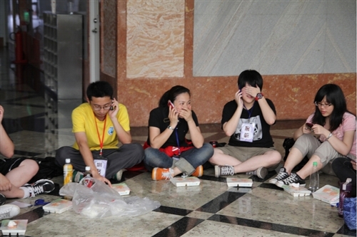 學務長柯志恩及樸毅青年團學生將善款交給張老太太做為裝設義眼費用。