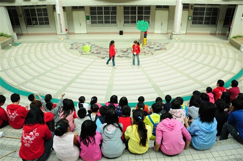 「諾亞方舟啟航」二齊校友會返鄉服務國小學童。