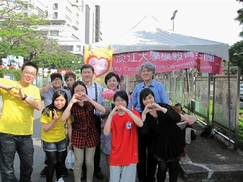 學務長柯志恩及樸毅青年團學生將善款交給張老太太做為裝設義眼費用。