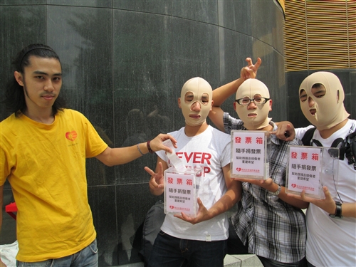 校園與社區服務學習：水環系同學「為燒燙傷者募發票」。