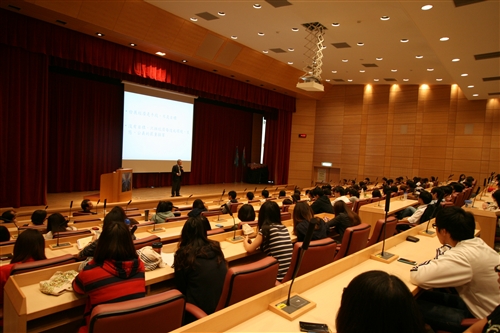 前衛生署長楊志良教授蒞蘭陽校園演講：「挑戰台灣不可能的未來」。