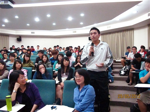 前行政副院長賴英照教授蒞校演講：「華爾街往何去？」