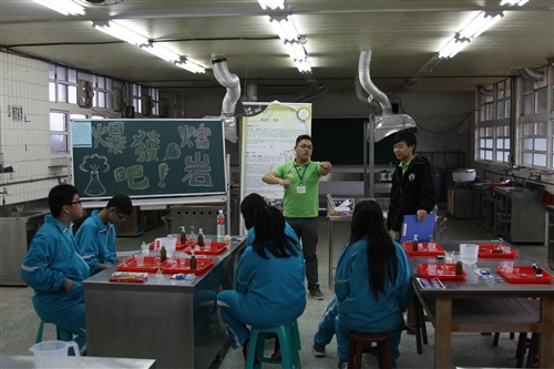 本校行動化學車趴趴走萬里行，第三度下鄉協助推動偏鄉科學教育。