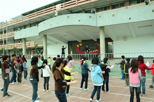 「諾亞方舟啟航」二齊校友會返鄉服務國小學童。