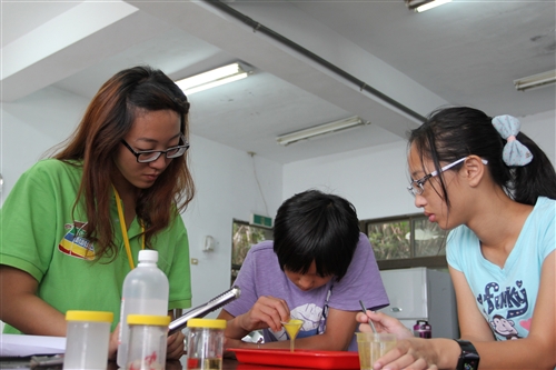 化學趴趴走-走到馬祖教導學童動手做實驗。