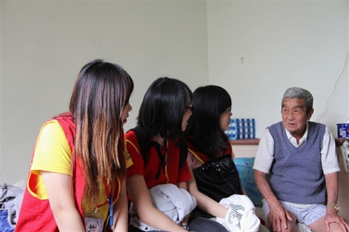 學務長柯志恩及樸毅青年團學生將善款交給張老太太做為裝設義眼費用。