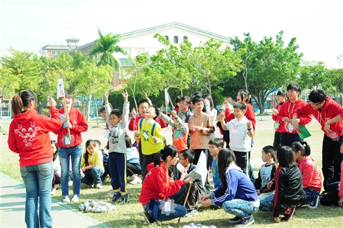 「諾亞方舟啟航」二齊校友會返鄉服務國小學童。