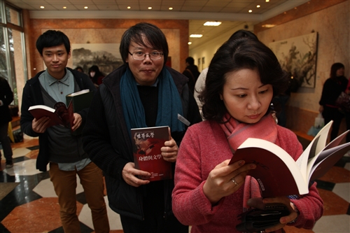 外語學院推動「文學全球化」運動：《世界文學》創刊問世。