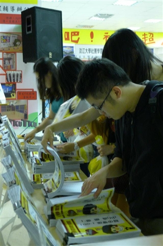 學務處舉辦「100學年度社團實習與實作課程成果展」。