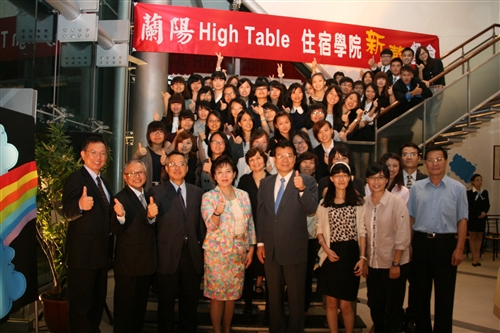 蘭陽校園High Table Dinner語言系新生與師長合影