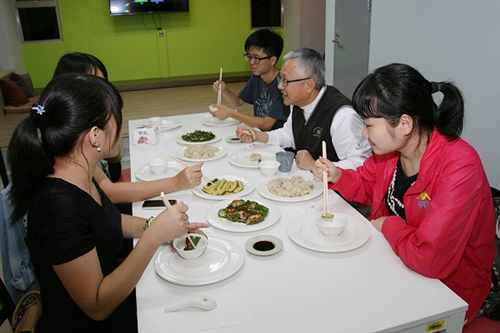 蘭陽校園與國際事務副校長有約：在住宿學院美食佳餚中激盪的交流與對談