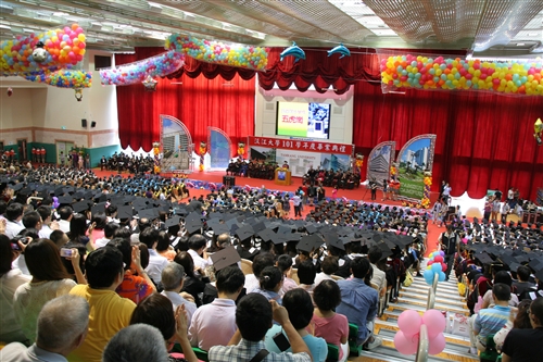 「有品有德　淡江了得」，本校舉行101學年度畢業典禮。