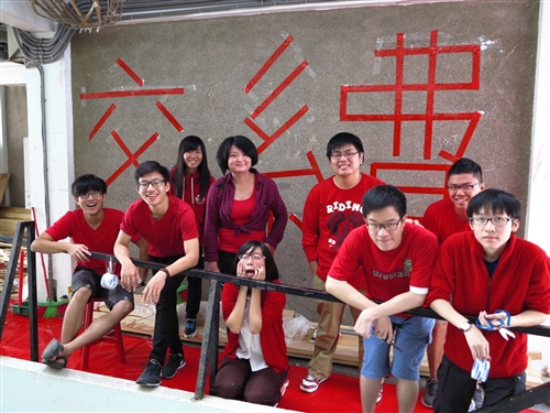 建築系大一設計課教學實習活動：「色彩佔領系館計畫」。