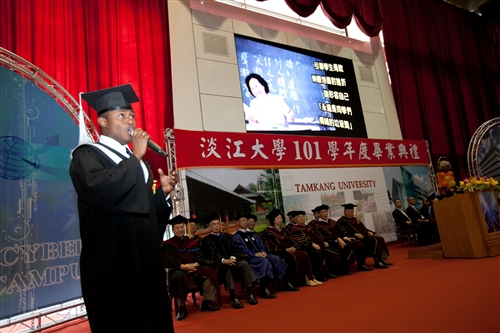 「有品有德　淡江了得」，本校舉行101學年度畢業典禮。