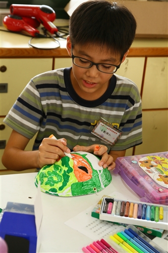 本校實驗劇團下鄉教導小朋友看戲、演戲。