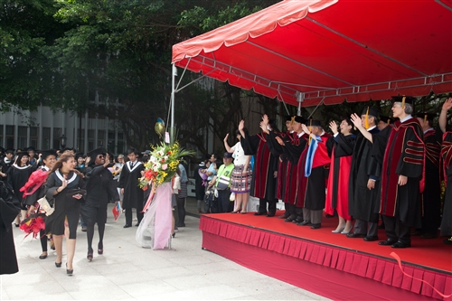 「有品有德　淡江了得」，本校舉行101學年度畢業典禮。
