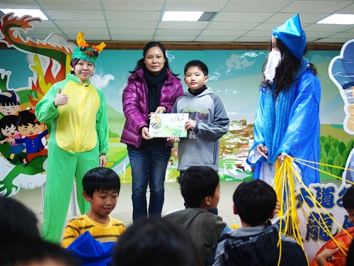 資傳系同學為小學生出版《大道公點龍睛》鄉土故事繪本。