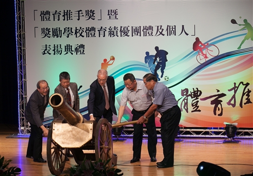 本校榮獲教育部102年度獎勵學校體育「績優學校獎」。