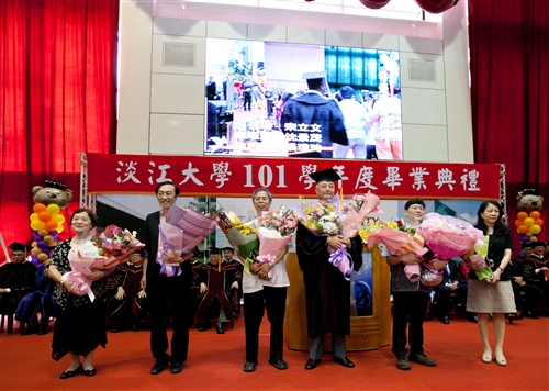 「有品有德　淡江了得」，本校舉行101學年度畢業典禮。